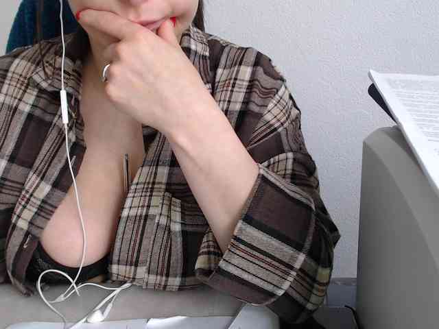 CrazyTitsBest webcam