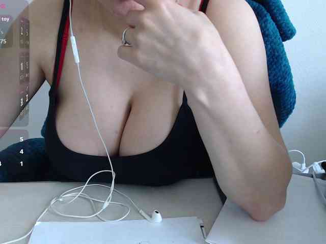 CrazyTitsBest webcam