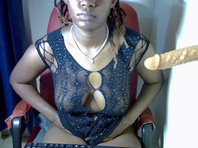 Prettymischy live cam on BongaCams