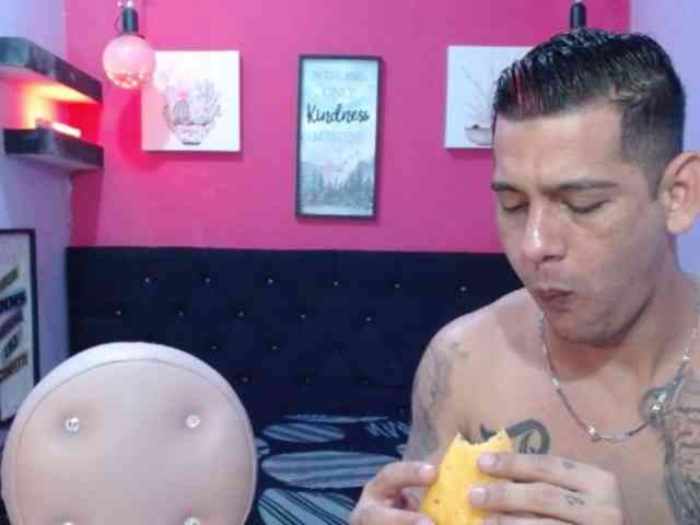Modelo: hornyroom
