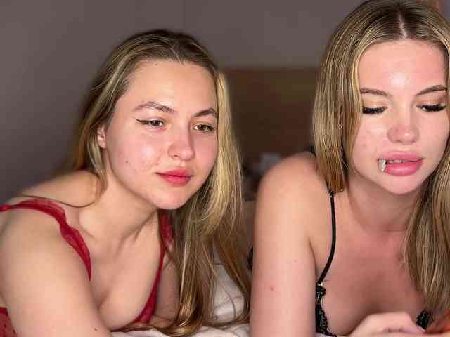 VelvetTwins webcam