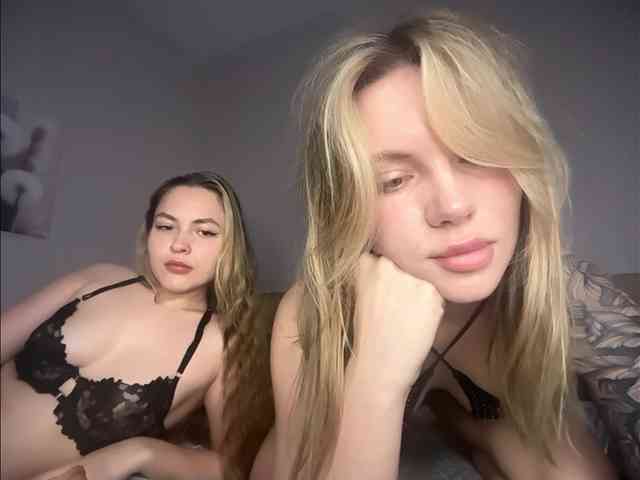 VelvetTwins webcam