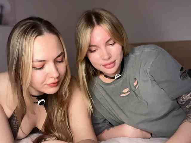 VelvetTwins webcam