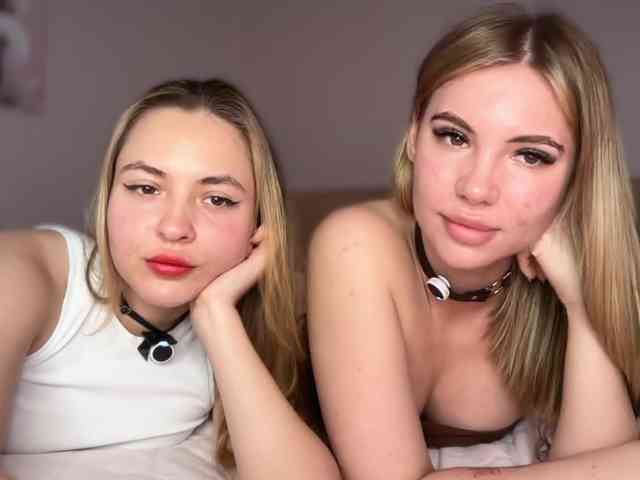 VelvetTwins webcam