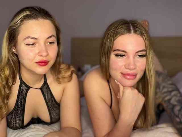 VelvetTwins webcam