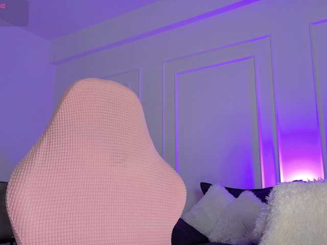 Ladycharm93 live cam on BongaCams