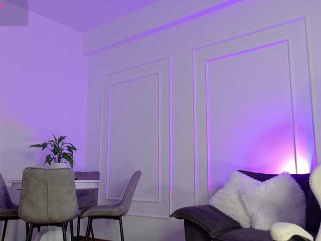 Ladycharm93 live cam on BongaCams