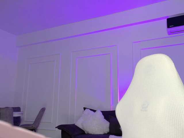 Ladycharm93 live cam on BongaCams