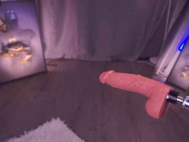 MentallyMonika webcam