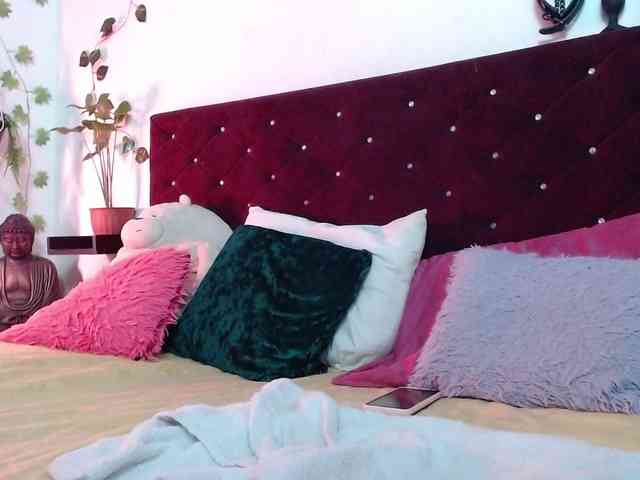 Saraanova Live Webcam on BongaCams