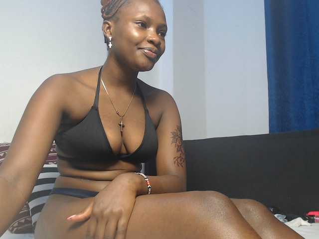 Oliviablue live cam on BongaCams