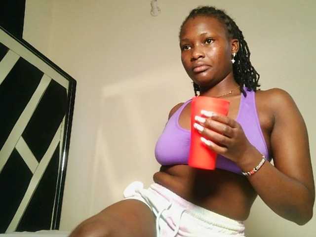 Oliviablue live cam on BongaCams