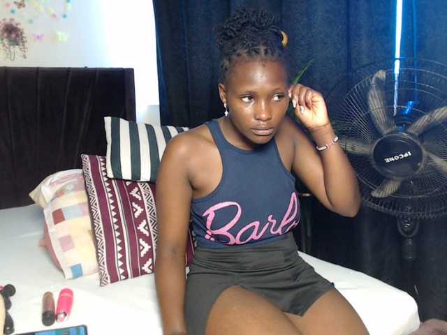 Oliviablue live cam on BongaCams