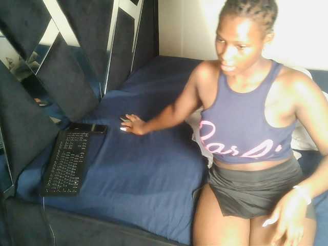 Oliviablue live cam on BongaCams