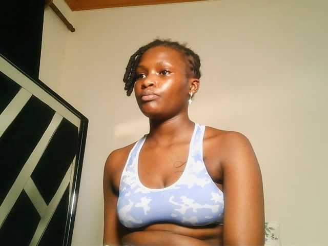 Oliviablue live cam on BongaCams