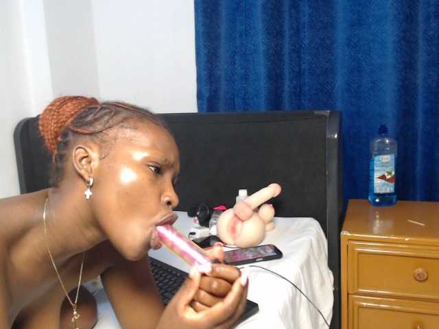 Oliviablue live cam on BongaCams