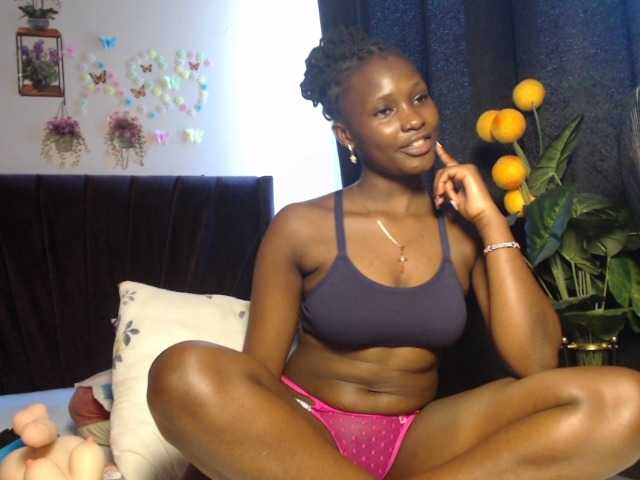 Oliviablue live cam on BongaCams