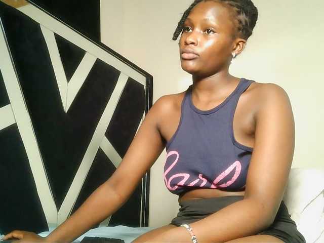 Oliviablue live cam on BongaCams