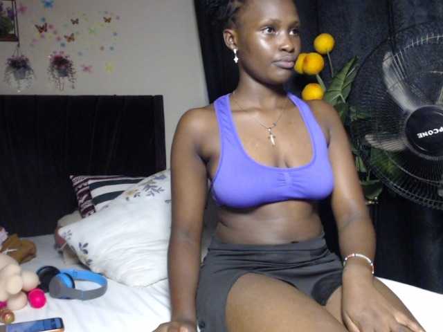 Oliviablue live cam on BongaCams