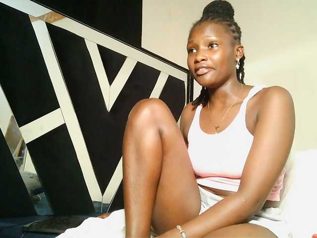 Oliviablue live cam on BongaCams