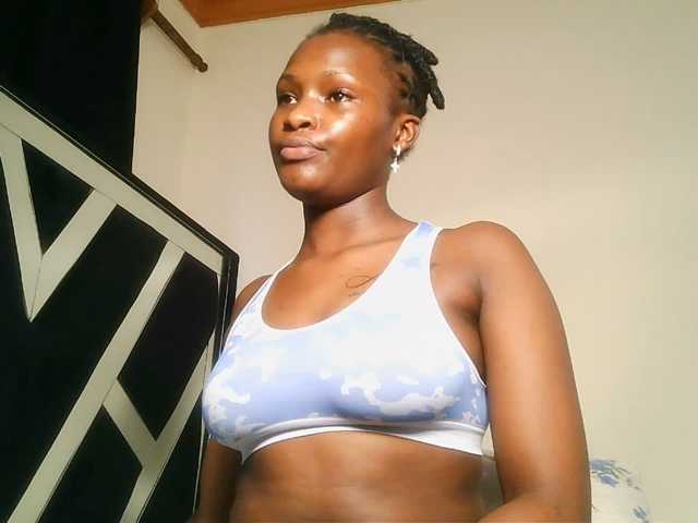 Oliviablue live cam on BongaCams