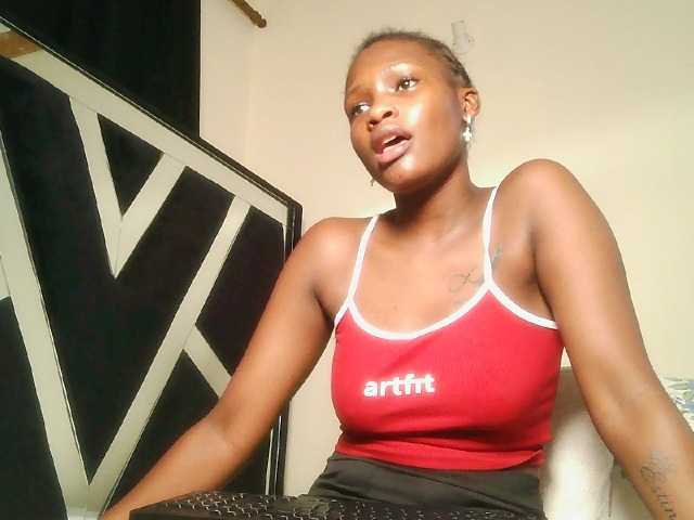 Oliviablue live cam on BongaCams