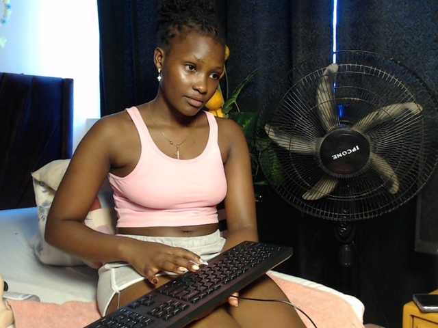 Oliviablue live cam on BongaCams
