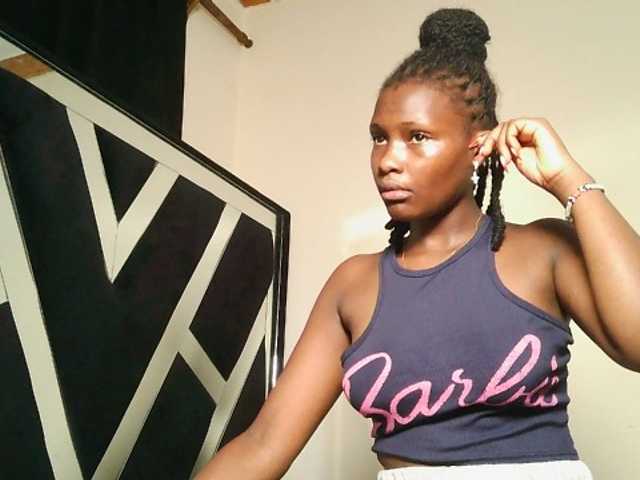 Oliviablue live cam on BongaCams