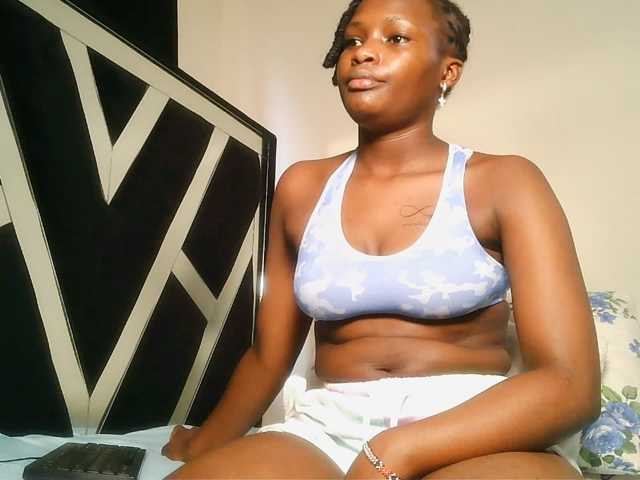 Oliviablue live cam on BongaCams