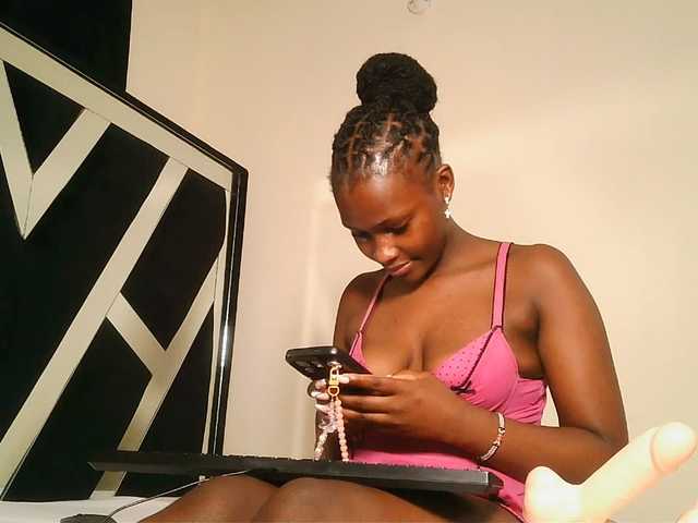 Oliviablue live cam on BongaCams