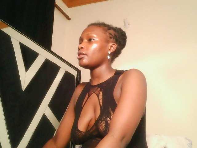 Oliviablue live cam on BongaCams