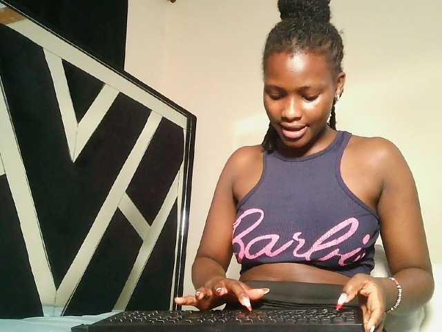 Oliviablue live cam on BongaCams