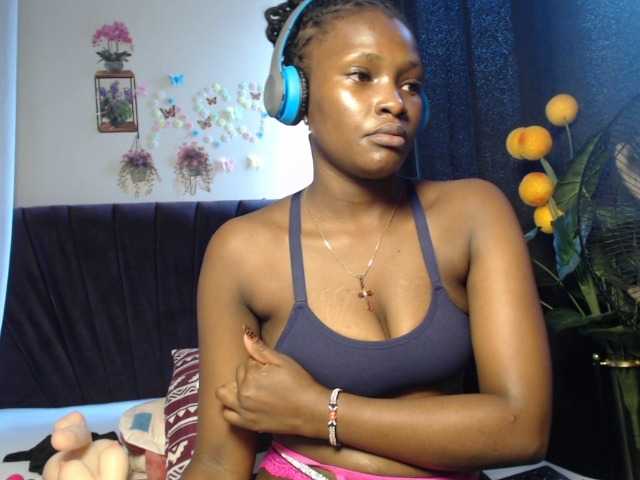 Oliviablue live cam on BongaCams