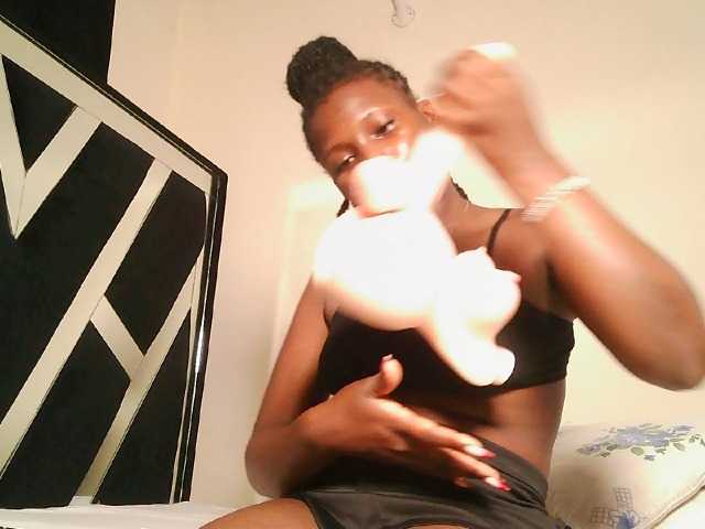 Oliviablue live cam on BongaCams