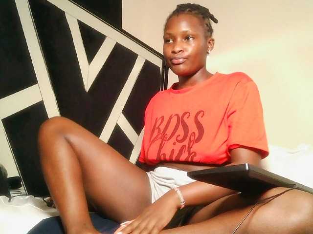Oliviablue live cam on BongaCams