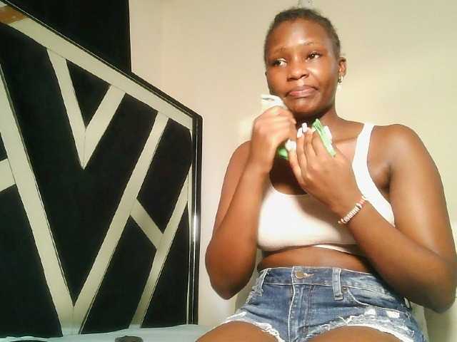 Oliviablue live cam on BongaCams