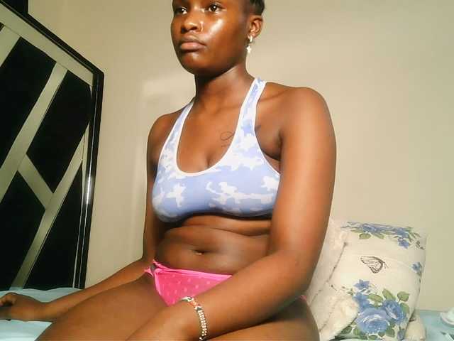 Oliviablue live cam on BongaCams