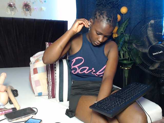 Oliviablue live cam on BongaCams