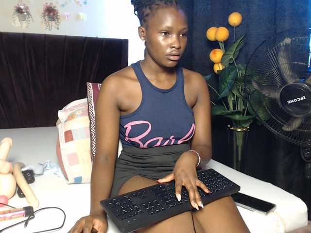 Oliviablue live cam on BongaCams