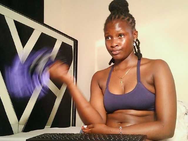 Oliviablue live cam on BongaCams