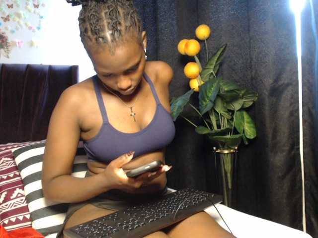 Oliviablue live cam on BongaCams