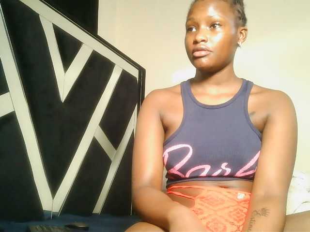 Oliviablue live cam on BongaCams