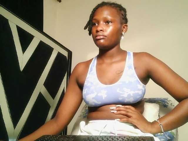 Oliviablue live cam on BongaCams