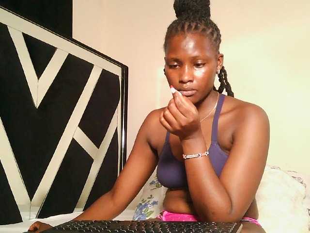 Oliviablue live cam on BongaCams