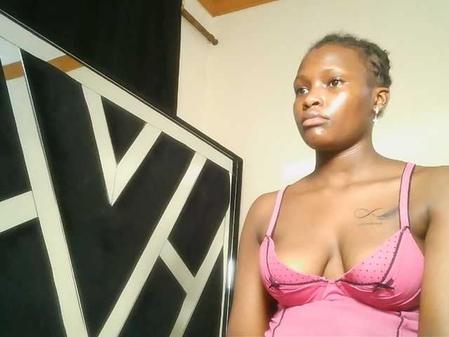 Oliviablue live cam on BongaCams