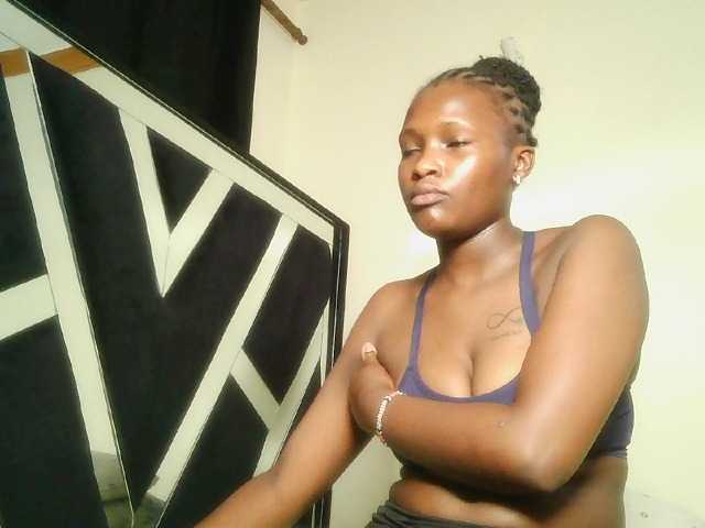 Oliviablue live cam on BongaCams