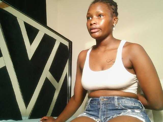 Oliviablue live cam on BongaCams