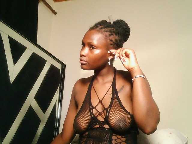 Oliviablue, en vivo ahora en BongaCams