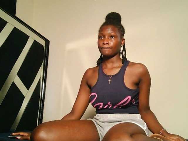 Oliviablue live cam on BongaCams