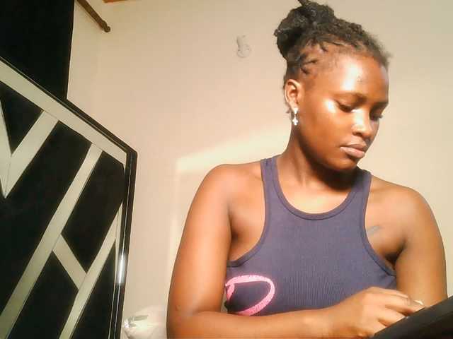 Oliviablue live cam on BongaCams